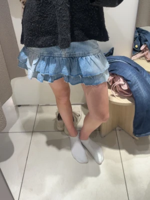 Jeanskjol med volang - Säljer en supersöt kort jeanskjol. Använt den fåtal gånger. Säljer då den inte kommer till användning längre, köparen står för frakt❤️