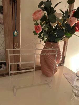 Vit smyckeshållare  - Snygg vit smyckeshållare  med hjärtformad detalj upptill. Perfekt för att hänga örhängen, halsband eller armband.❤️❤️