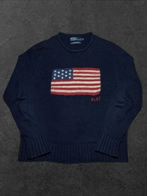 Vintage Ralph Lauren grovstickad USA tröja - herr strl L - Säljer en grovstickad vintage Polo Ralph Lauren tröja med USA-flagga brodering över bröstkorgen i marinblå färg i storlek M   👕 Märke: Polo Ralph Lauren 📏 Storlek: M (Passar som L) 🎨 Färg: Marinblå 🧵 Material: 47% bomull, 47% linne, 6% silke 📐 Mått: Längd 68 cm, bredd 55 cm 📍 Skick: Mycket bra skick (se bilder)  💬 Har du några frågor är det bara att höra av dig! 💰 Vid snabb affär kan priset diskuteras. 📦 Skickar alltid inom 24 timmar!