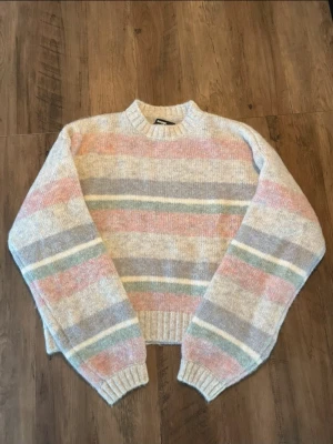 Pastellrandig stickad tröja - Super mysig stickad tröja i olika färger från bikbok! Mycket bra skick, säljer då den inte kommit till användning 🩷 köp gärna med Instabox så kan jag oftast skicka redan samma dag! 