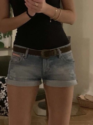 Blå jeansshorts - Snygga blå jeansshorts med uppvikta benslut. Klassisk femficksmodell och avslappnad passform, perfekta för varma dagar. Passar till det mesta och ger en cool, avslappnad vibe. Lågmidjade och ifrån superdry