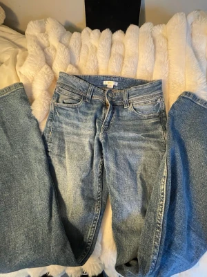 Blå raka jeans från Gina Tricot - Säljer ett par blåa jeans, går att ändra i midjan, inte trasiga någon stans och har detaljer på bakfickan!💗
