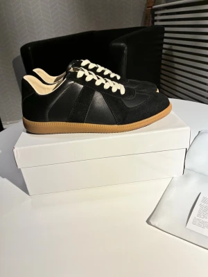 Intressekontroll riktiga Maison Margiela  - Kvitto fins, skickar om ni är intresserade. 100% äkta, kom med bud på dom storlek 43