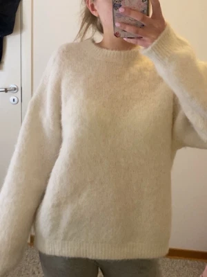 Vit mohair tröja  - Super mysig stickad mohair tröja ifrån na-kd med långa ärmar. Nyköpt och använd en eller två gånger!🥰 Priset går att diskuteras!!
