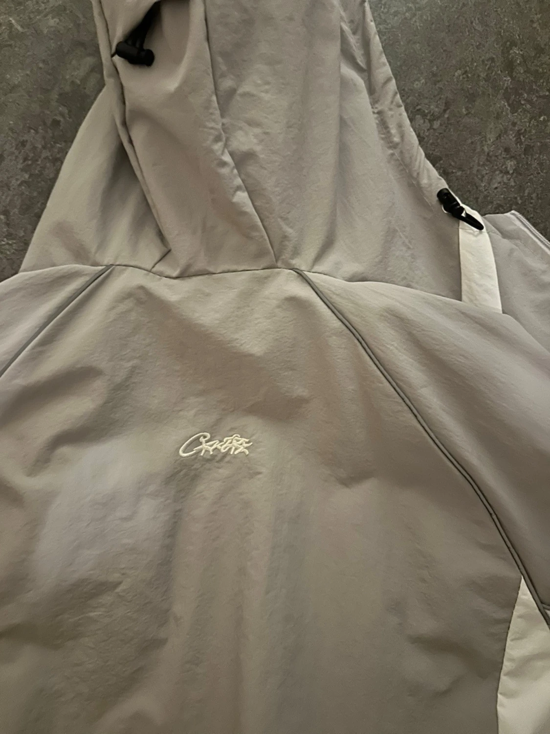 Grå vindjacka från Corteiz  - 2