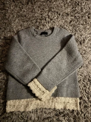 Grå stickad tröja med spetskant - Jätte fin tröja,perfekt för vinter och sommar!💗