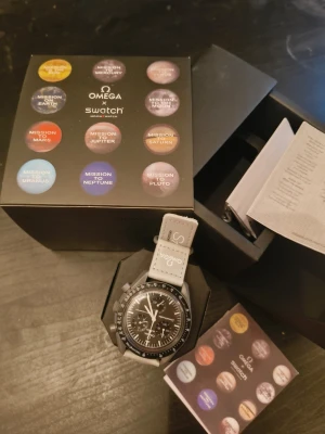 Omega x Swatch Mission to Mercury klocka -  Säljer min Omega x Swatch MoonSwatch. Klockan är i fint skick och fungerar som den ska. Originalkartong finns kvar och alla tillbehör medföljer.   Hör av dig vid intresse!