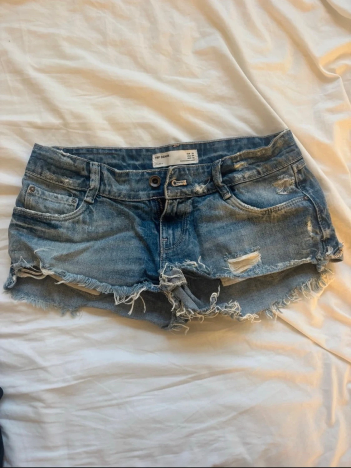 Blå jeansshorts från Zara med slitningar