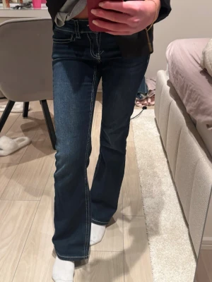 Low jeans  - Mörkblå lågmidjade jeans från gina young! storlek 158 som motsvarar ungefär xs/s 😍 tryck köp nu för snabb & smidig affär!