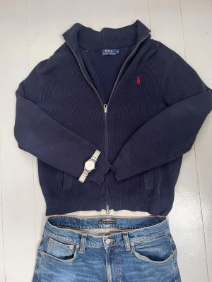 Mörkblå ziptröja från Polo Ralph Lauren - Säljer en mörkblå stickad ziptröja från Polo Ralph Lauren. Riktigt clean om du frågar mig skicket är bra men den har använts flitigt. Skriv för fler bilder eller om du har några funderingar :)