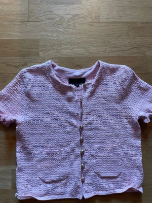 Zara  - Supergullig rosa topp med guldiga knappar. Observera: lite mörkare rosa i verkligheten. Inga anmärkningar, mycket gott skick. 