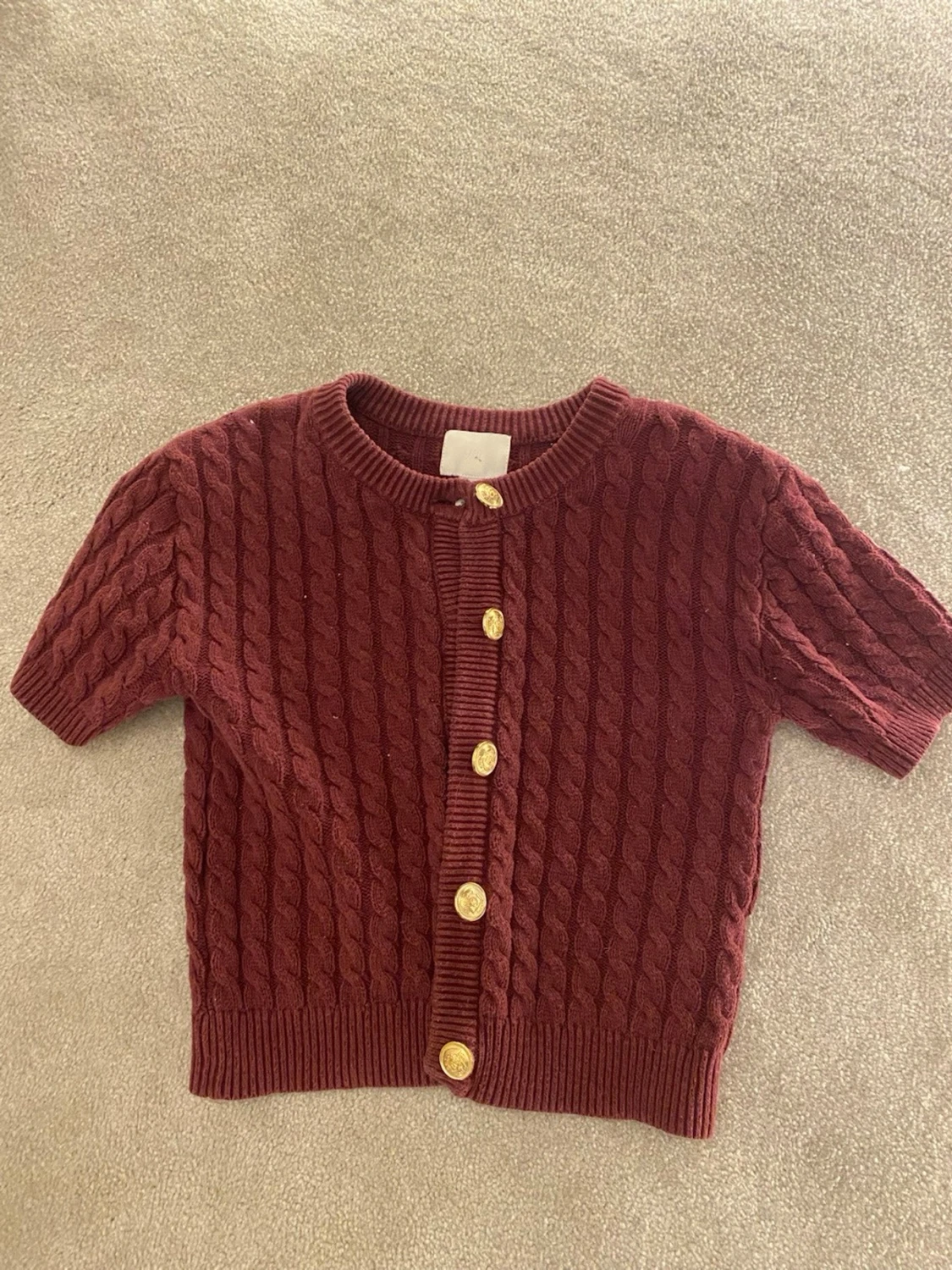 Vinröd kabelstickad kofta med guldknappar - 2