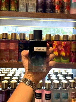 Yves Saint Laurent parfymflaska - Snygg parfymflaska från Yves Saint Laurent med svart lock och mörk glasflaska.