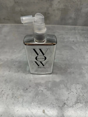 Color WOW Dream Coat Supernatural Spray 200 ml - Color WOW Dream Coat Supernatural Spray, 200 ml. Helt ny och oöppnad.  En populär anti-frizz spray som aktiveras av värme och ger ett slätt, glansigt resultat som håller i flera tvättar. Perfekt för frissigt, torrt eller behandlat hår.