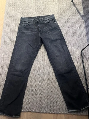 Replay Thad Jeans  -  Replay Thad jeans i mörkgrå/svart. Aldrig använda. Klassisk Replay-stil med bra passform. Inga fläckar, hål eller noppor. Storlek: 16 år (166 cm) Nypris ca 800 kr Skickas snabbt 📦. Skriv ett PM ifall du undrar frågor eller om mer bilder😊