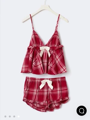 Pyjamas set från Gina Tricot - Sött pyjamasset i röd- och vitrutigt med linne och shorts. Helt nytt med prislapp kvar💕Från deras Gina Young 14+ 