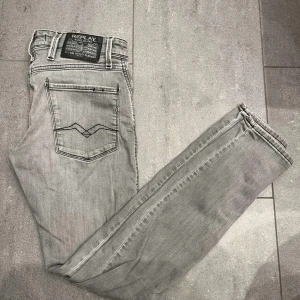 Replay Anbass W28 L32 - Tja, säljer nu ett par Replay Anbass i färgen grå, bra skick, tveka inte på att höra av dig, pris ej hugget i sten// mvh