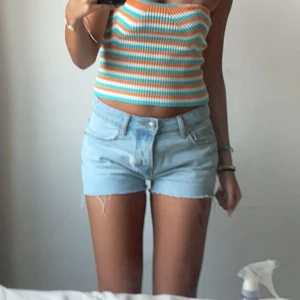 Ljusblå jeansshorts - Säljer ett par ljusblå jeansshorts från Lager som har slutat komma til användning. Shortsen är lågmidjade, och ser lite skrynkliga ut endast eftersom de har legat i garderoben ett tag Perfekta till sommaren och ger en chill vibe till din outfit.