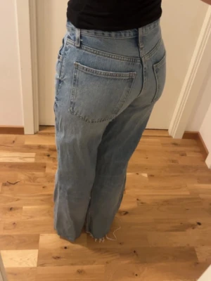 Ljusblå raka jeans mid waist - Säljer ett par ljusblå jeans med rak passform från Zara! Med medel hög midja. Materialet är denim i bomull. Har klippt dem vid benen då de va för långa när jag köpte dem (är 166cm)