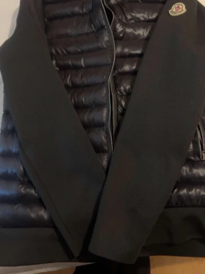 Svart dunjacka från Moncler - Jag säljer min Moncler Cardigan efter som den inte passar min stil längre. Den är använd kanske 2-3 ggr inte mer helt ny. Pris kan diskuteras har du fler frågor hör av dig!