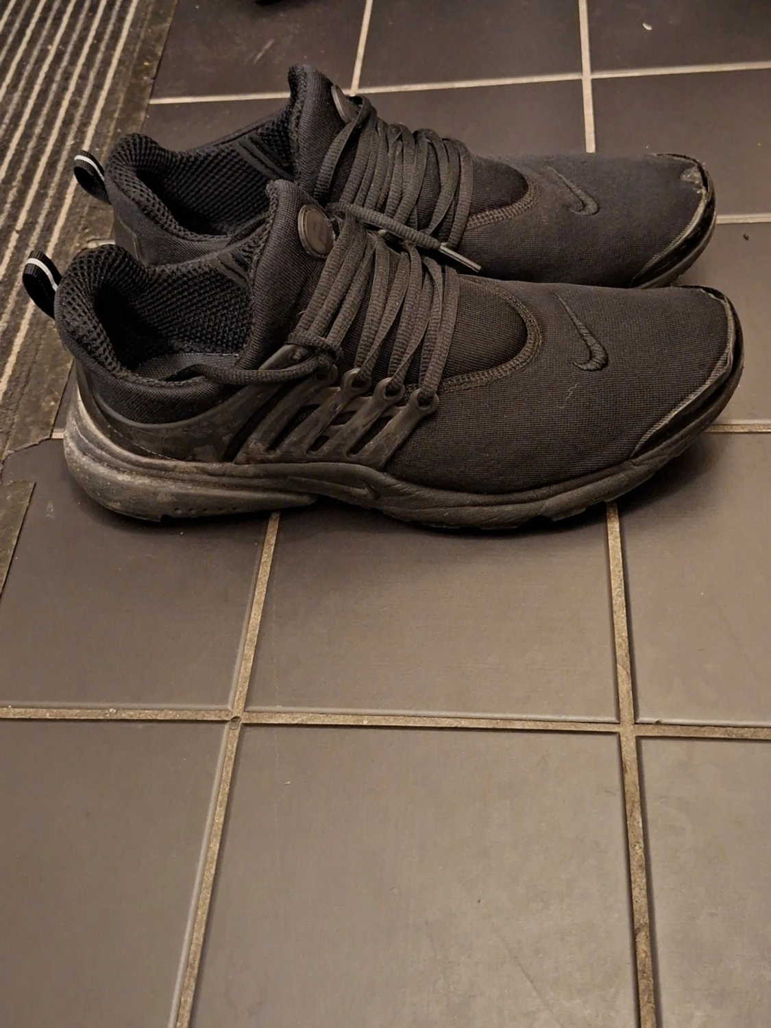 Svarta Nike sneakers i textil - 1