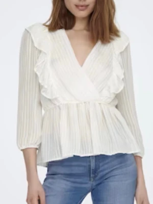 Vit omlottopp med volangdetaljer - Säljer en luftig vit omlottopp med volangdetaljer längs den djupa v-ringningen. Toppen har trekvartsärm och är tillverkad i ett lätt, strukturerat tyg som ger en avslappnad men ändå chic look. Perfekt att styla med jeans eller kjol.