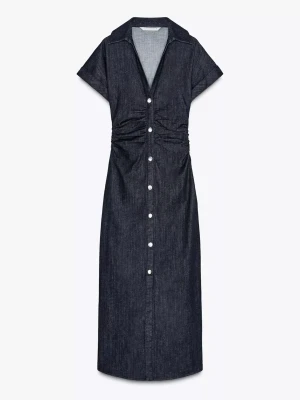 Mörkblå jeansklänning med knappar - Snygg mörkblå jeansklänning med korta ärmar, v-ringning och knappar hela vägen framtill. Klänningen har markerad midja med rynkdetalj och klassisk krage. Perfekt för dig som gillar en stilren och tidlös look.