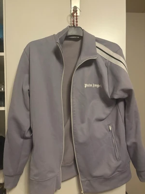 Palm Angels Tracksuit - Äkta Palm Angels tracksuit som jag köpt för flera år sen! QR kod för för att skanna plus en kod! Storleken är 100% XL men jag har L och den passar perfekt för mig!