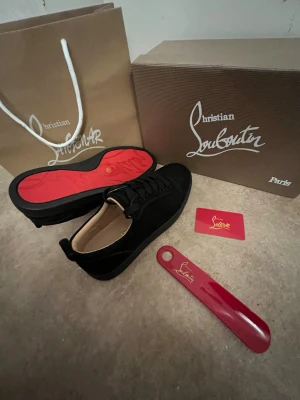 Svarta pumps från Christian Louboutin - Snygga svarta pumps från Christian Louboutin med den ikoniska röda sulan. Skorna har en klassisk spetsig tå och hög klack, perfekta för att lyfta din outfit. Kommer i originalkartong och med tillhörande shoppingpåse.