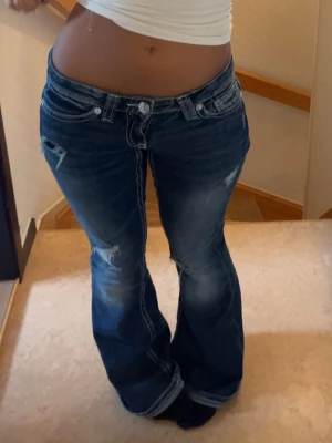 Lågmidjade jeans - Säljer dessa fina trendiga jeans. Är i bra skick men har ett hål på botten av jeansen.