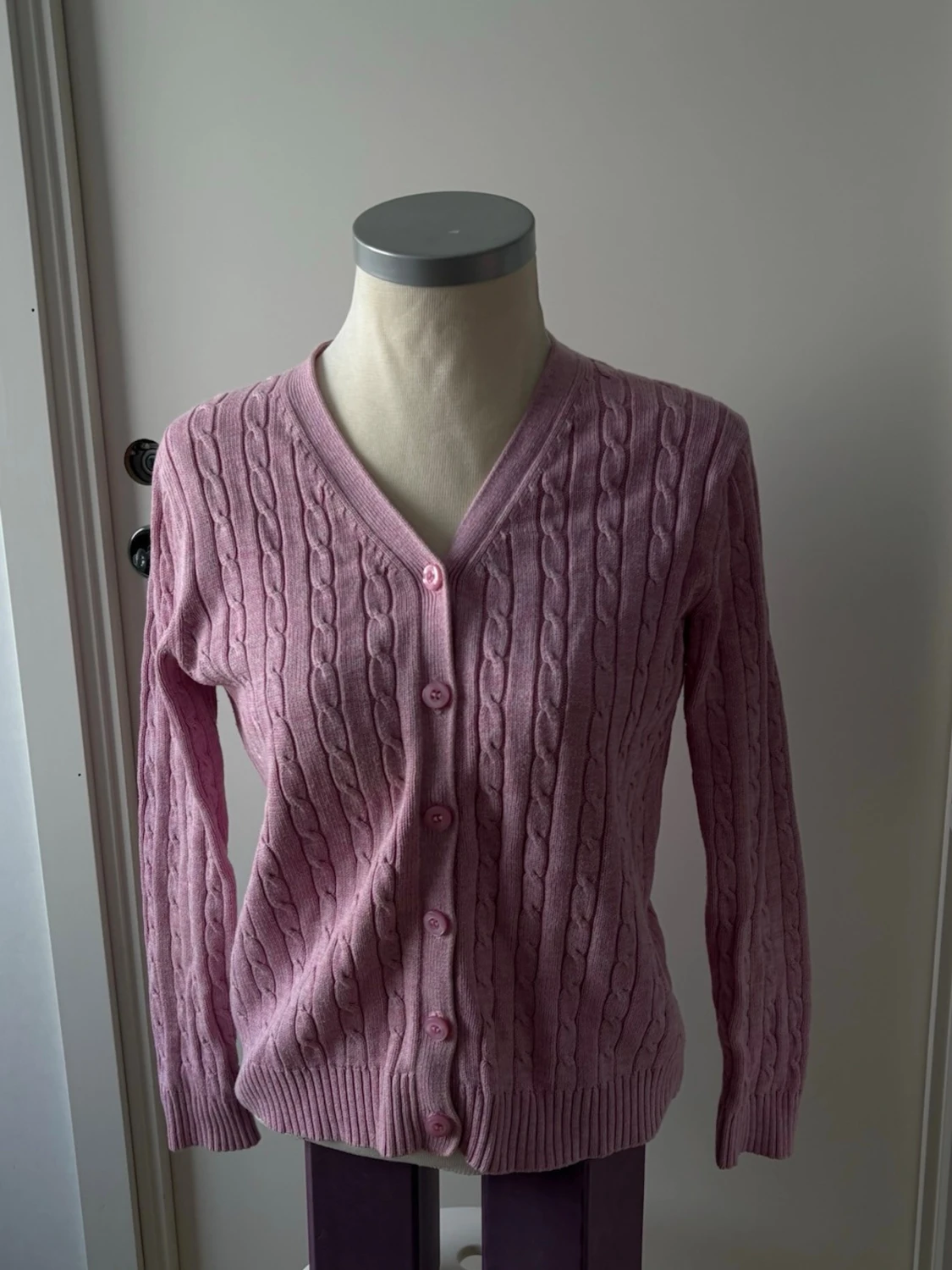 Rosa kabelstickad kofta – klassisk & feminin - 1