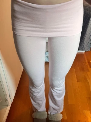 Ljusrosa yoga pants - Säljer ett par ljusrosa leggings med utsvängda ben och hög midja. De är stretchiga och mjuka, perfekta för en avslappnad look. Materialet känns skönt mot huden och färgen är riktigt söt. Passar dig som gillar bekväma och trendiga byxor. Jag är 161 cm och de passar mig men är lite korta så rekommenderar för de som är 158 eller kortare! 😊