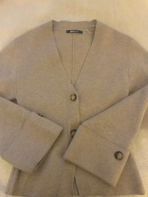 Beige kofta från Gina Tricot - Trendig kofta från Gina, skit najs material och sitter jätte bra!