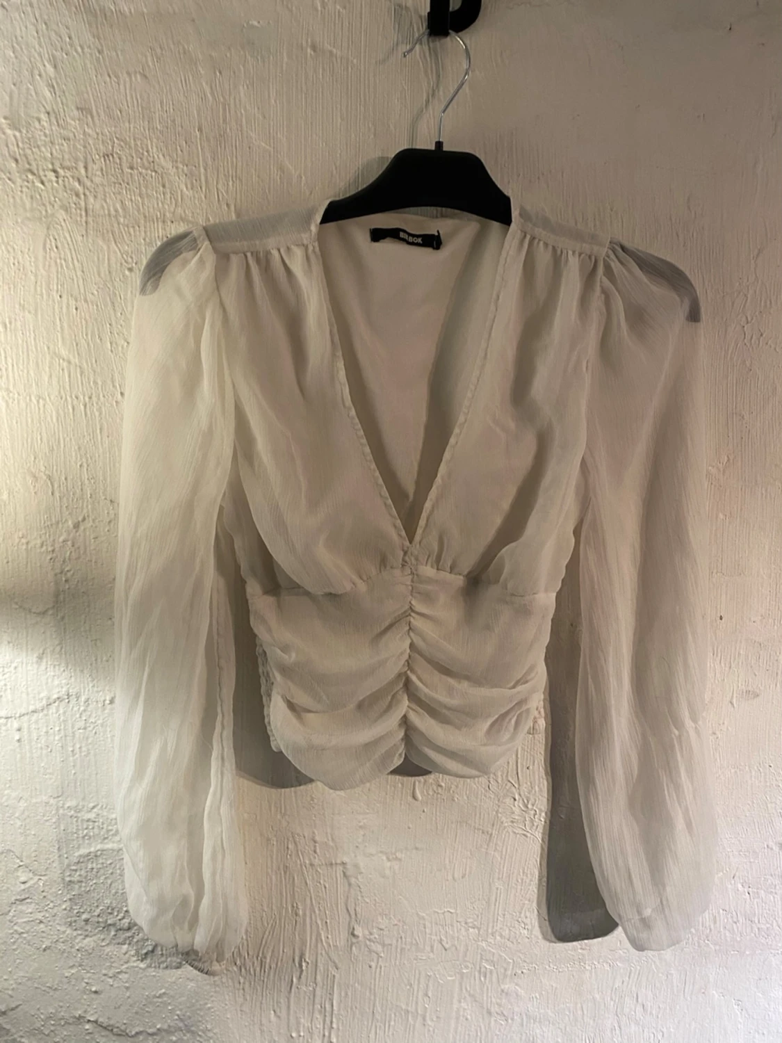 Vit omlottblus från Bik Bok