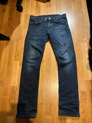 Nudie Jeans - Sjukt fina marinblåa Nudie Jeans Grim Tim True Dusk i fint skick i storlek W33/L34. Midja: 41,5cm, Benlängd: 111cm. Hör av dig vid funderingar!💫