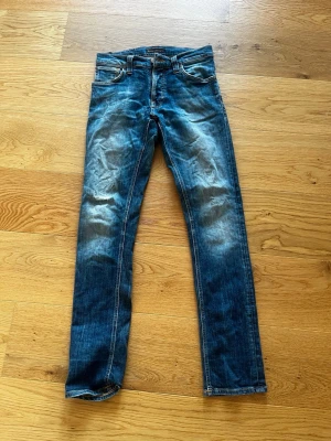 Nudie jeans  - Säljer nu mina nudie jeans då dom blivit för små för mig, dom är i riktigt bra skick ett litet hål vid knänet för design!                Storlek W29    L32