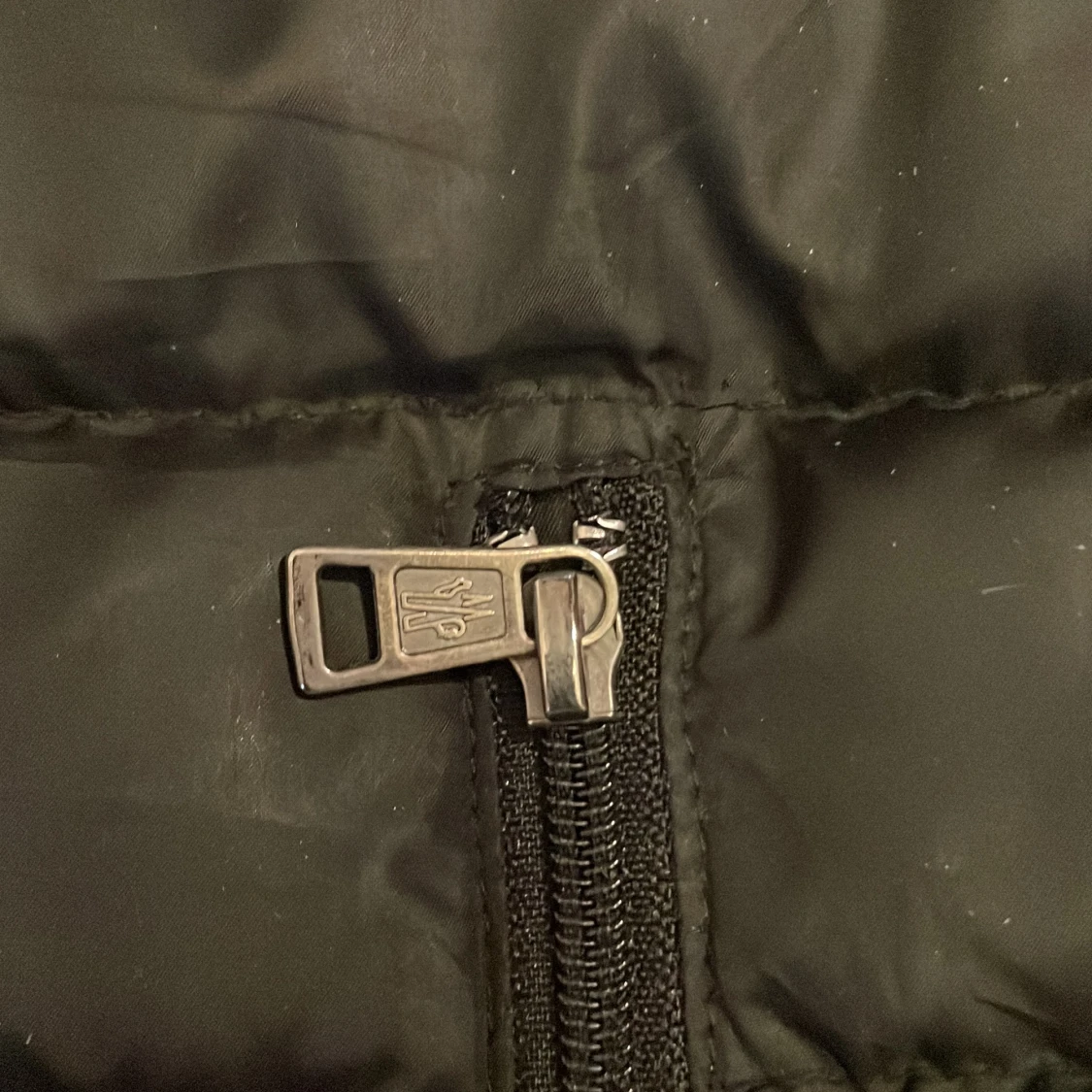 Svart dunväst med dragkedja - 3