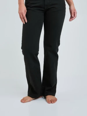 Svarta low straight jeans  - Snygga svarta jeans. Jeansen har klassisk femficksdesign och är tillverkade i ett mjukt denimtyg. Perfekta för dig som gillar en stilren och enkel look.