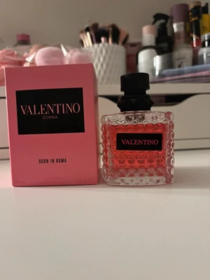 Valentino Donna Born In Roma parfym - Valentino Donna Born In Roma parfym med elegant rosa glasflaska och svart lock. Knappt använd pågrund av att jag inte fastnade för lukten. Men luktar väldigt gott , bara inte min typ av parfym. 100 ml. Nypris : 1950:- 
