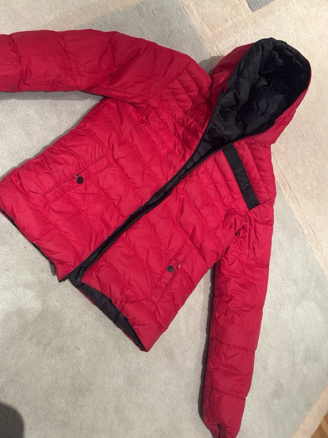 Svart dunjacka med röd insida från BOSS - 3