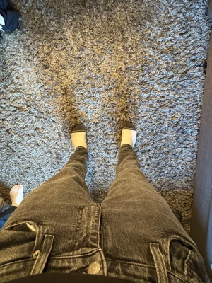 Levi's 502 grå jeans W29 L30 - Säljer ett par grå Levi's 502 jeans med klassisk femficksmodell och raka ben. Jeansen har en snygg tvättad look och är tillverkade i slitstark denim. Perfekta för dig som gillar en avslappnad och ”trendig”” stil. Själv är jag 173 och kan precis ha dem. Nypris: 1200