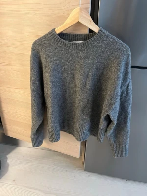 Grå stickad tröja från Zara - Fin o skön stickad tröja. Säljer pga ingen andvänding.