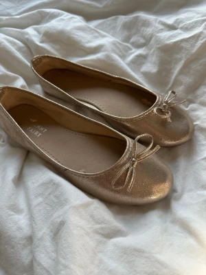 Ballerinaskor - Så söta guldiga ballerinaskor! De är lite sönder på insidan (sista bilden) men det är inget som syns när man har de på 💞