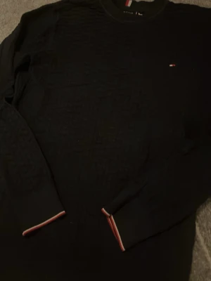 Tommy hilfiger tröja marinblå - En marinblå tröja från hilfiger med röda och vita detaljer storlek S