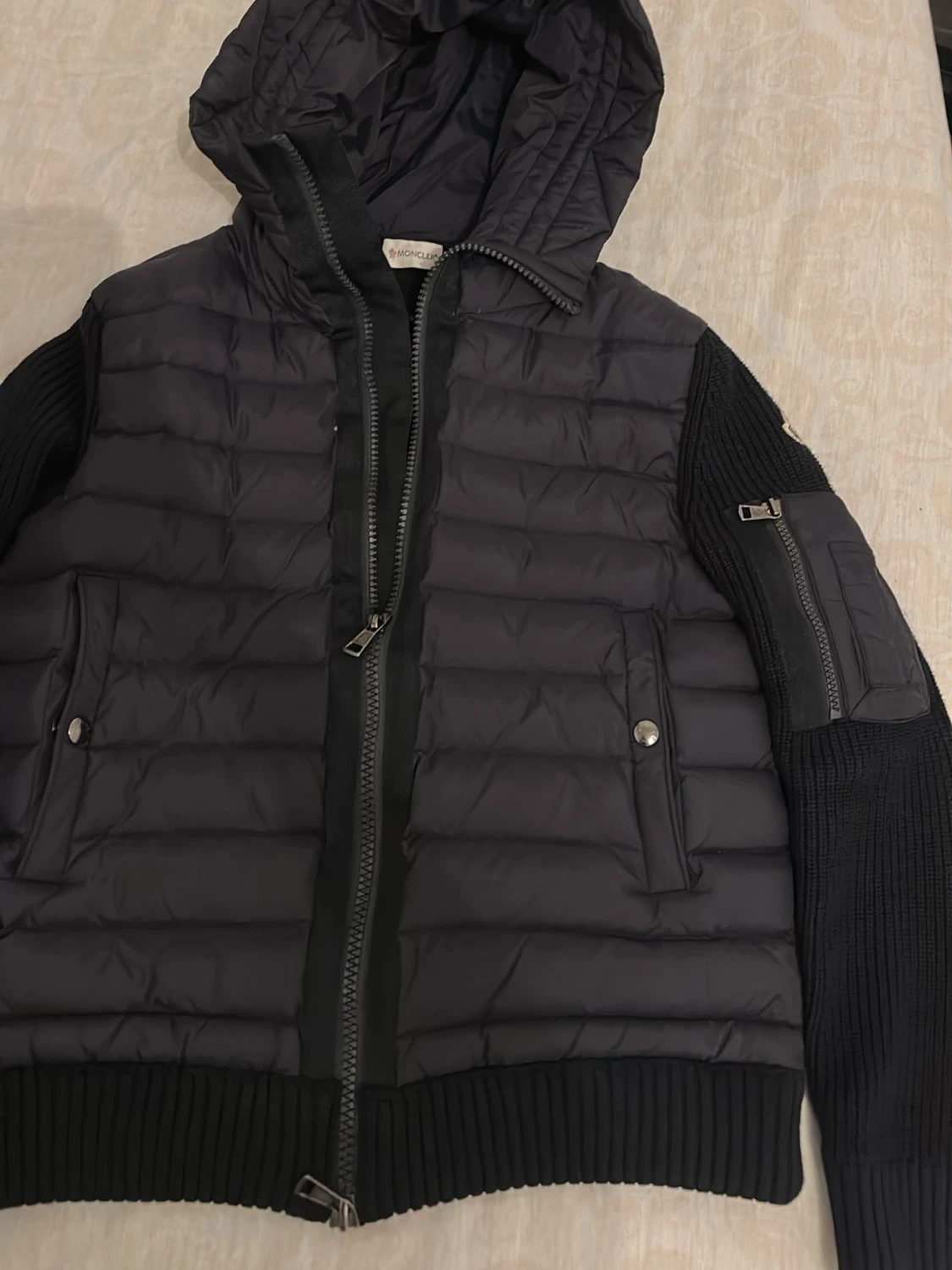 Svart dunjacka med huva från Moncler