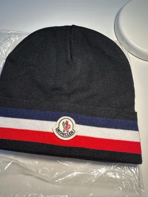  Moncler mössa  - Fin mössa perfekt för dessa kyliga dagarna ❄️❄️