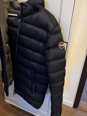 Colmar jacka! - Jättefin Colmar jacka jag köpte förra året men som inte kommer till användning. Den är storlek 48 (italiensk) sitter som S. Nyskick❣️
