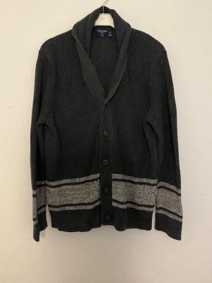 Cardigan  - Hej nu säljer vi denna grymt feta Springfield cardigan i en stilren marinblå färg som lätt gör att klä sig bra i. Skicket 9/10 inga defekter. Storleken: L. Bröstlängd: 50cm. Midjalängd: 45cm. Längd:65cm. Armlängd: 55cm. För fler frågor hör gärna av er så hörs vi!