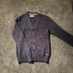 PIER ONE Stickad Cardigan/kofta  - Säljer en Pier one Cardigan/kofta då det inte riktigt var min grej. St S, Stickad, blå, alldrig använd
