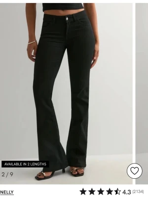Bootcut jeans med låg midja från Nelly - Bootcut jeans från Nelly. Svarta med detalj på bakfickorna. Dom är helt nya vara testade. Säljer pga att dom är för korta för mig tyvär. Storlek 42/short. Passar nån som är ungefär 160 cm. Jag är 169 och dom var lite för korta för min smak tyvär